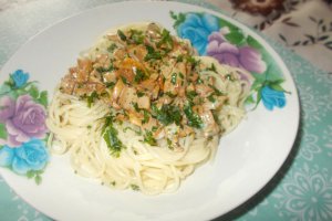 Capellini cu galbiori in sos alb