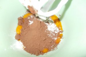Desert prajitura cu frisca, zmeura si ciocolata