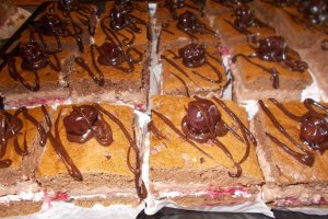 Desert prajitura cu frisca, zmeura si ciocolata