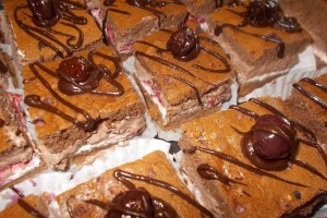 Desert prajitura cu frisca, zmeura si ciocolata