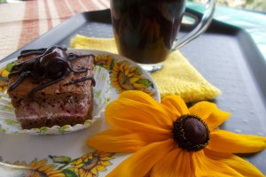 Desert prajitura cu frisca, zmeura si ciocolata