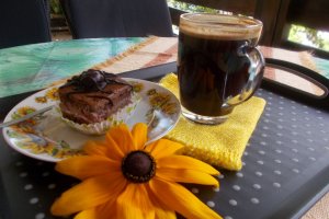 Desert prajitura cu frisca, zmeura si ciocolata