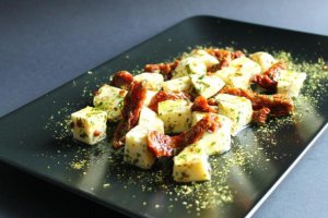 Aperitiv cu mozzarella si ierburi italiene