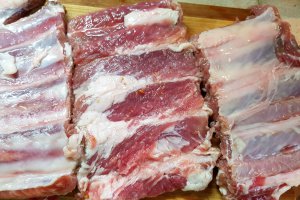 Costite marinate de porc, cu cartofi si verdeata