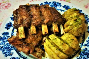 Costite marinate de porc, cu cartofi si verdeata