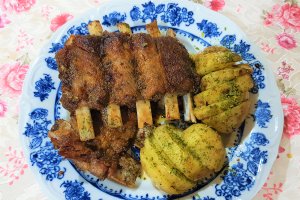 Costite marinate de porc, cu cartofi si verdeata