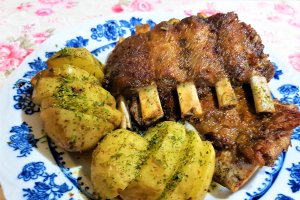 Costite marinate de porc, cu cartofi si verdeata