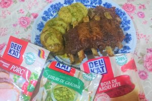 Costite marinate de porc, cu cartofi si verdeata