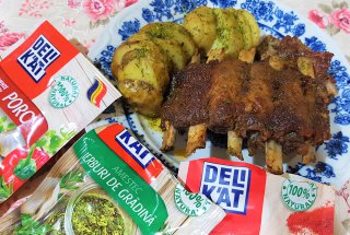Costite marinate de porc, cu cartofi si verdeata