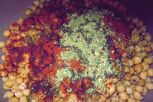 Naut crocant, aromatizat cu ierburi
