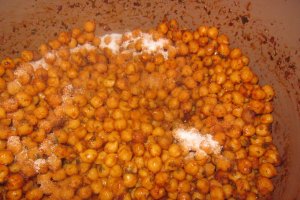 Naut crocant, aromatizat cu ierburi