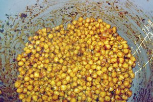 Naut crocant, aromatizat cu ierburi