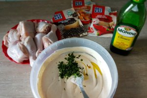 Pulpe de pui cu cartofi marinati in iaurt si salata de ardei copti