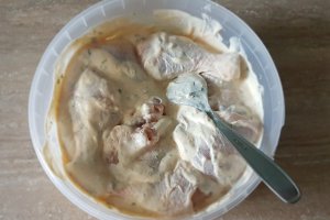 Pulpe de pui cu cartofi marinati in iaurt si salata de ardei copti