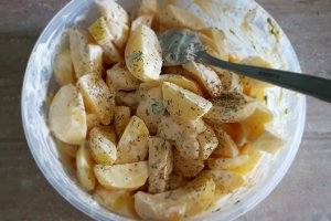 Pulpe de pui cu cartofi marinati in iaurt si salata de ardei copti