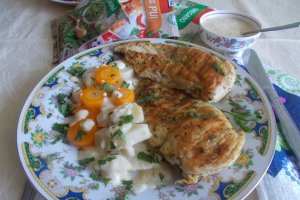 Piept de pui la grill, cu legume fierte si sos alb de mustar si smantana