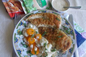 Piept de pui la grill, cu legume fierte si sos alb de mustar si smantana