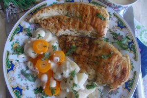 Piept de pui la grill, cu legume fierte si sos alb de mustar si smantana