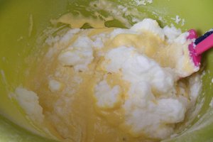 Desert prajitura cu fructe, ciocolata alba si frisca