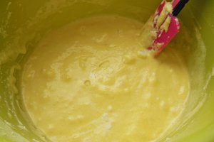 Desert prajitura cu fructe, ciocolata alba si frisca