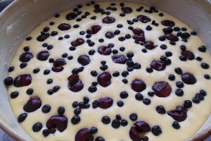 Desert prajitura cu fructe, ciocolata alba si frisca