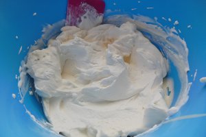 Desert prajitura cu fructe, ciocolata alba si frisca