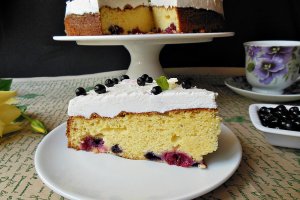 Desert prajitura cu fructe, ciocolata alba si frisca