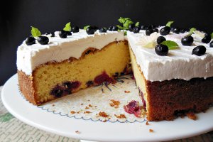Desert prajitura cu fructe, ciocolata alba si frisca