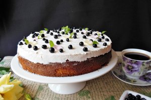 Desert prajitura cu fructe, ciocolata alba si frisca