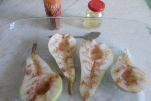 Desert pere cu miere si scortisoara, la cuptor
