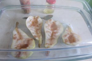 Desert pere cu miere si scortisoara, la cuptor