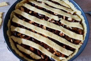 Desert tarta cu prune, mere si nuci