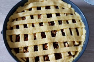 Desert tarta cu prune, mere si nuci