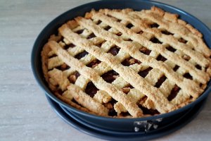 Desert tarta cu prune, mere si nuci