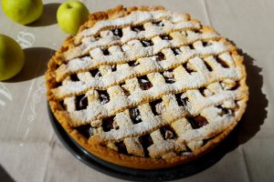 Desert tarta cu prune, mere si nuci