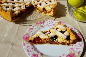 Desert tarta cu prune, mere si nuci