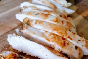Salata cu pui, bacon si dressing de iaurt