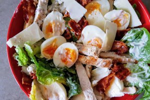 Salata cu pui, bacon si dressing de iaurt