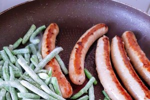 Pilaf rosu cu fasole verde si carnaciori