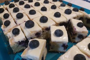 Desert prajitura cu afine si crema de branza