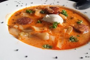 Ciorba de varza proaspata cu smantana si carnat afumat