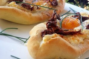 Aperitiv oua in aluat de pizza la cuptor