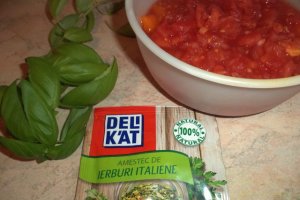Curcan in sos de rosii cu cuscus aromat