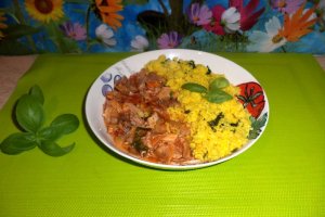 Curcan in sos de rosii cu cuscus aromat