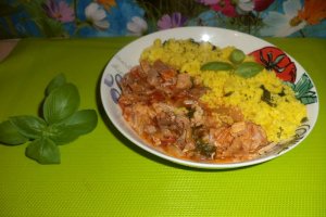 Curcan in sos de rosii cu cuscus aromat