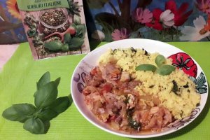 Curcan in sos de rosii cu cuscus aromat