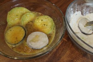 Dovlecei si vinete pane, cu mozzarella si sos de usturoi