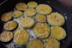 Dovlecei si vinete pane, cu mozzarella si sos de usturoi