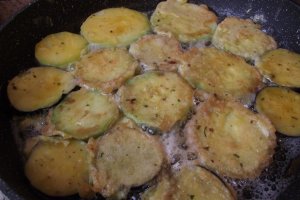 Dovlecei si vinete pane, cu mozzarella si sos de usturoi