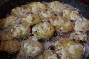 Dovlecei si vinete pane, cu mozzarella si sos de usturoi